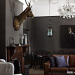 canapé marron à l'intérieur