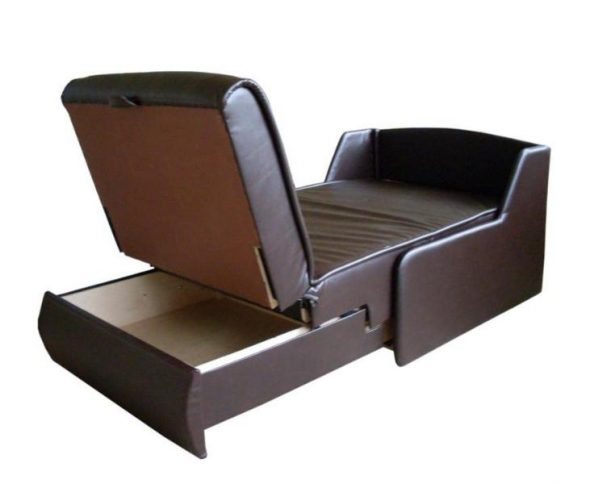 Fauteuil un lit d'un kozhzam avec une boîte