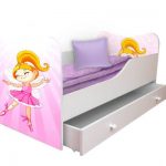 Lit d'enfant avec un dessin + une boîte