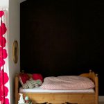lit en bois dans la chambre
