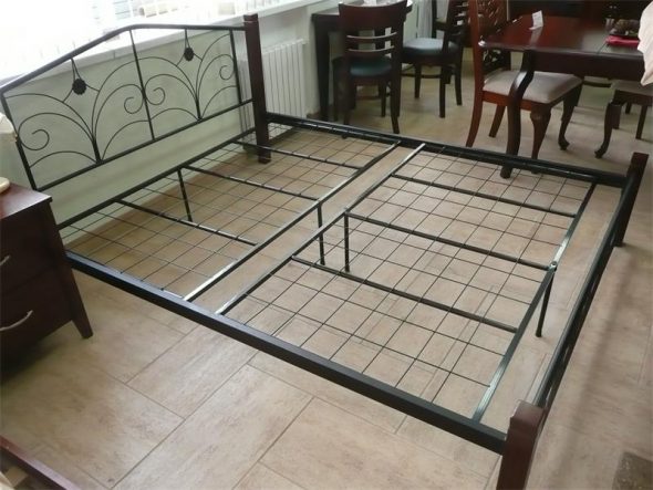 Lit de bricolage en métal