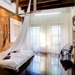 lit en bois dans la chambre