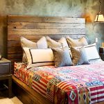 lit en bois à l'intérieur de la chambre
