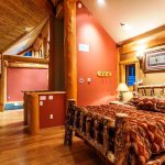 lit en bois à l'intérieur