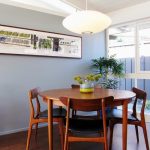 Table à manger ronde dans la décoration d'une petite pièce confortable