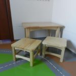 Petits tabourets et table pour enfants