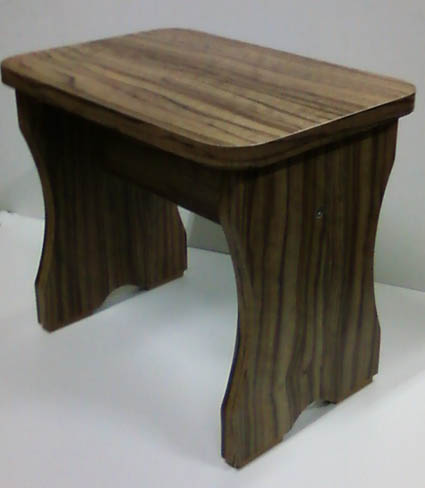 Petit tabouret avec barre transversale