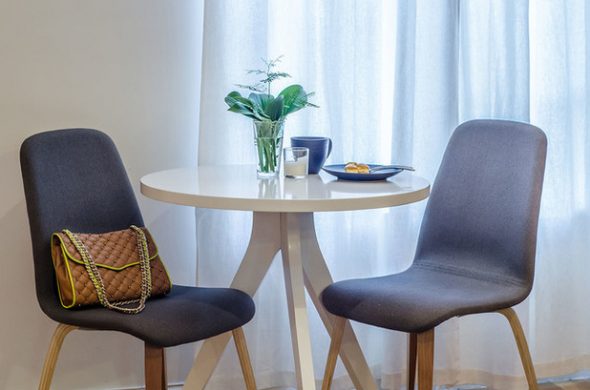 Table à manger à l'intérieur d'un petit salon