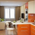 Couleur orange à l'intérieur de la cuisine-salon