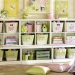 Rayonnages ouverts pour ranger les jouets pour enfants