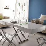 Table en plastique - un transformateur pour le salon