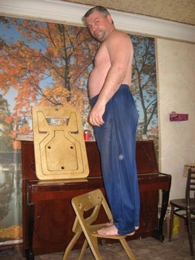 La chaise pliante en contreplaqué peut supporter le poids d'un adulte