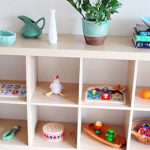 L'emplacement des jouets sur une étagère basse