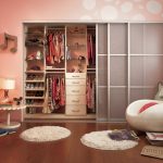 El armario corredizo para la habitación infantil de la foto.