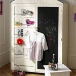 Armoire dans la chambre des enfants
