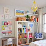 Armoires à jouets dans la chambre de bébé photo