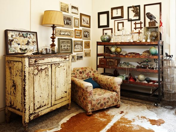 Commode âgée dans la chambre