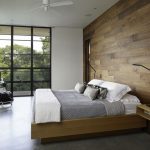 lit en bois dans la chambre