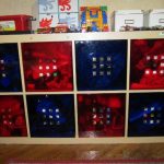 Rack pour les jouets avec des boîtes multicolores