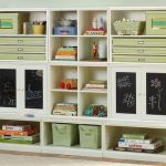 Rayonnages à étagères pour jouets