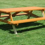 Table avec bancs de pique-nique