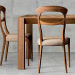 Chaise en bois massif