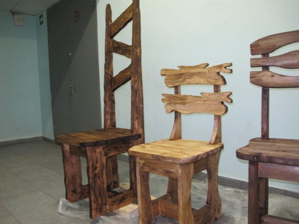 Chaises faites par des mains féminines