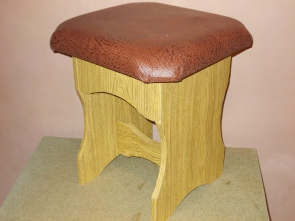 Tabouret en aggloméré avec revêtement en cuir