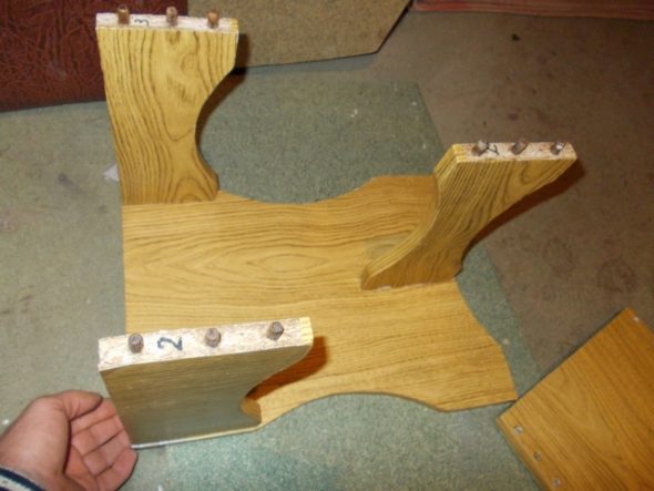 Tabouret en aggloméré à assembler