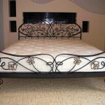 Matelas épais et chaud sur le lit