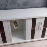 Curbstone sous blanc avec verre