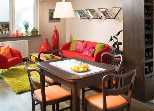 En parfaite harmonie - une table à manger à la jonction de la cuisine et du salon