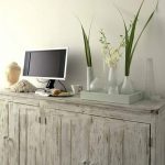 Divers meubles en bois avec une surface vieillie artificiellement