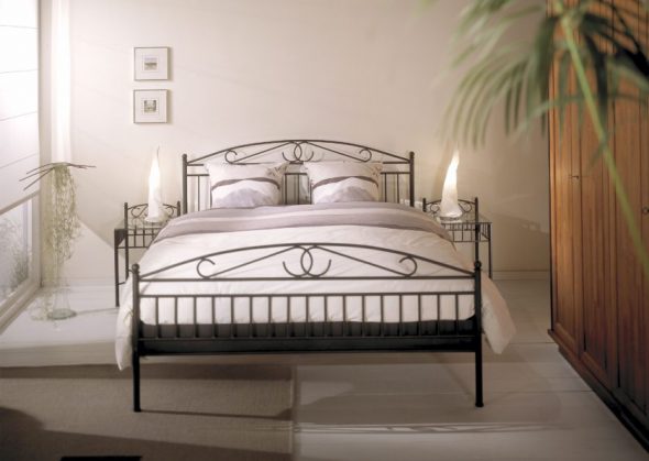 Lits encombrés dans une chambre de style classique