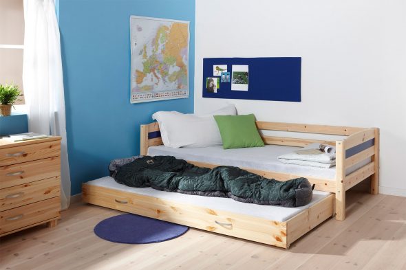 Lit escamotable dans la chambre de deux frères
