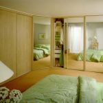 miroirs sur les murs