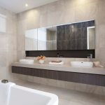 grand miroir dans la salle de bain