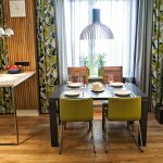 Coin repas dans la cuisine d'un appartement de deux pièces