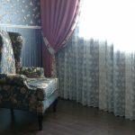 chaise anglaise près de la fenêtre