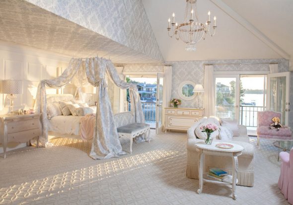 auvent dans la chambre lumineuse