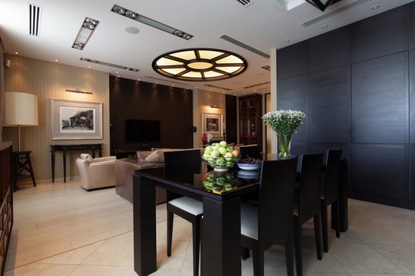 table à manger noire à l'intérieur du salon