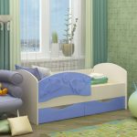 lit à côtés dans la chambre d'enfant