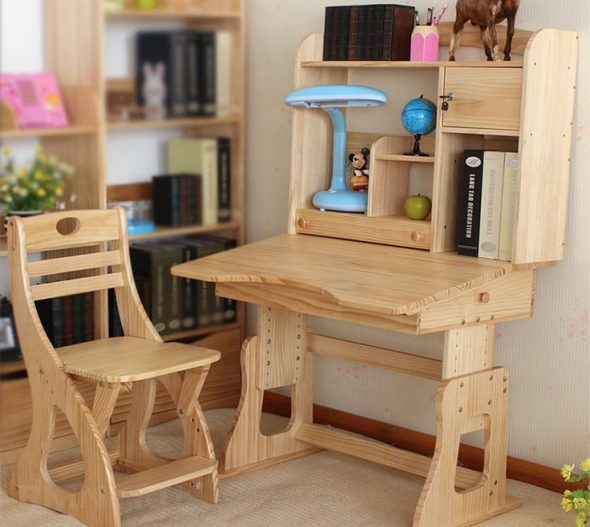 table en bois dans la pépinière