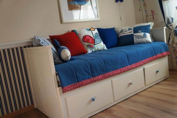 couvre-lit bébé sur le lit pour un garçon
