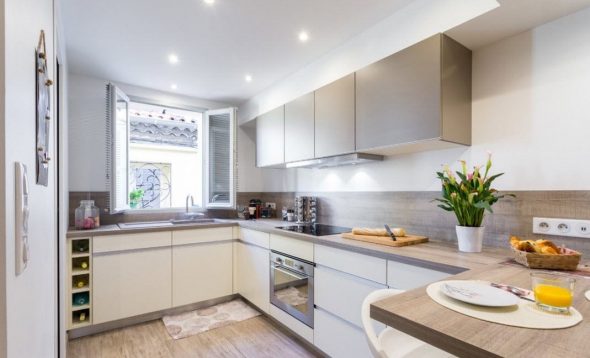 cuisinière dans la cuisine