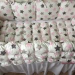 pare-chocs dans le lit avec leurs propres mains