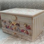 Commode pour cosmétiques et bijoux