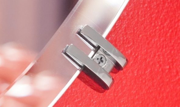 accrocher un miroir de salle de bain