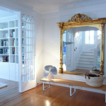 attachez le miroir au mur