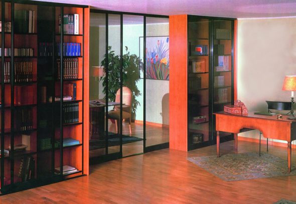 bibliothèque près de la porte